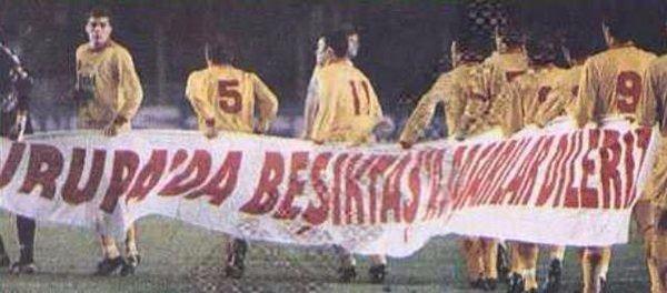 <p>Galatasaraylı oyuncular sahaya "Avrupa'da Beşiktaş'a başarılar dileriz" pankartı ile çıkıyorlar (1996)</p>
