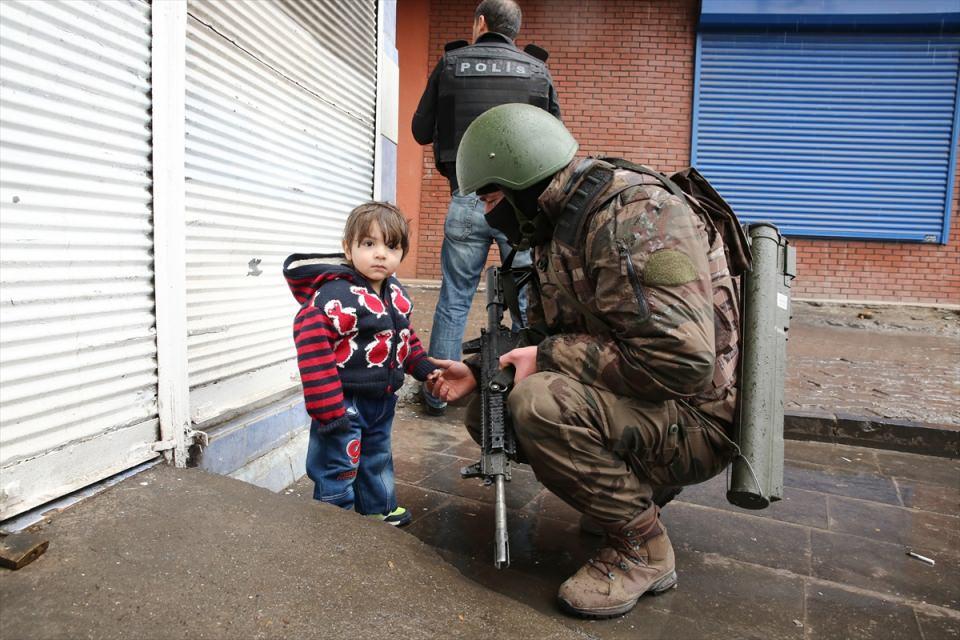 <p> </p>
<p>Kaynartepe Mahallesi'nde sokağa çıkma yasağı kararının alınmasının ardından buradaki vatandaşlar, can güvenliği endişesiyle evlerini terk etmeye başladı.</p>