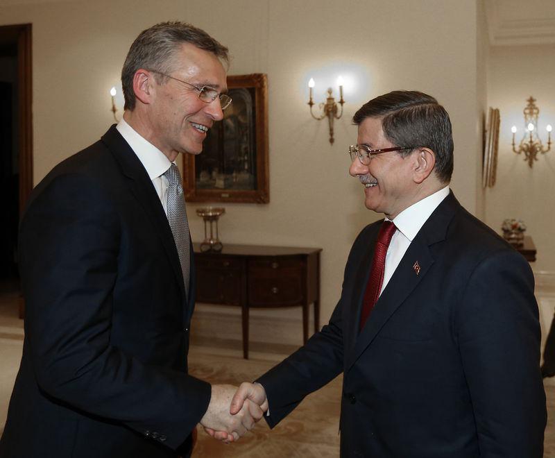 <p>Başbakanlık Merkez Binası önünde yabancı devlet adamları için gerçekleştirilen karşılama törenleri, Çankaya Köşkü'nde yapılmaya başlandı. Davutoğlu, buradaki ilk karşılama törenini, 22 Nisan 2015'te, Türkiye'ye resmi ziyarette bulunan dönemin Avustralya Başbakanı Tonny Abbot için düzenledi. Ayrıca, Başbakanlığın Ankara dışında, sadece İstanbul'da bulunan ofisine İzmir'deki ofisi eklendi. Başbakanlık İzmir Ofisi'nin açılışı, 24 Mayıs 2015’te, Davutoğlu'nun katılımıyla düzenlenen törenle gerçekleştirildi.</p>