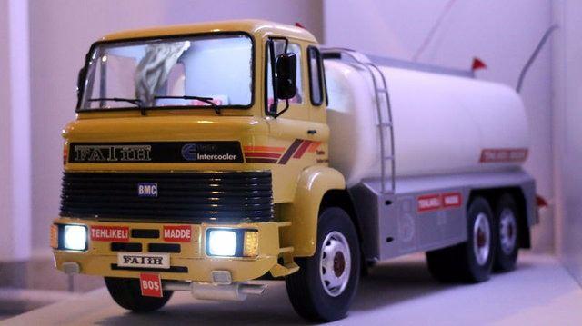<p>Emeklilik günlerinde vakit geçsin diyerek yaklaşık 40 yıl önce oğlu için el emeğiyle yaptığı otobüs maketinin benzerini torunları için yaptığını dile getiren Erzurumluoğlu, "Çocuklarım bunları internetten paylaşmış. Büyük ilgi gördü. Türkiye'nin birçok ilinden almak istediler." dedi.</p>