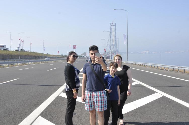 <p>Osmangazi Köprüsü saat 24.00'ten itibaren ulaşıma açıldı. Ulaşımın bayram tatilinin son gününe kadar ücretsiz olmasıyla birlikte Kocaeli ve Yalova'da bulunan birçok kişi köprüye akın etti.</p>
<p> </p>