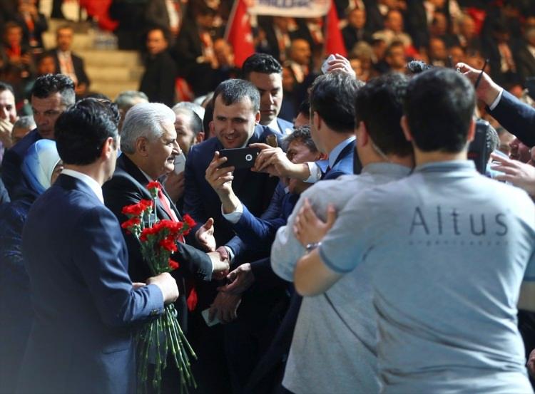 <p>Cumhurbaşkanlığı Hükümet Sistemi halk oylaması tanıtım kampanyası, Başbakan Binali Yıldırım tarafından Ankara Arena Spor Salonu’nda açıklanıyor...</p>
