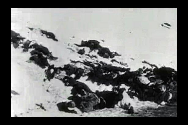 <p><strong>30 Aralık ve sonrası</strong>:Kuşatma harekâtında inisiyatif el değiştirdi. Türk kuvvetlerinin yaptığı tüm taarruzlar, Ruslar tarafından durduruldu. Ruslar karşı taarruz, Türk ise geri çekilmek için hazırlıklara başladı.<br />
<br />
<br />
<strong><a href="http://video.haber7.com/video-galeri/25117-rus-arsivlerinden-gercek-sarikamis-goruntuleri" target="_blank">RUS ARŞİVİNDEN AĞLATAN SARIKAMIŞ GÖRÜNTÜLERİ - TIKLA - İZLE</a></strong></p>