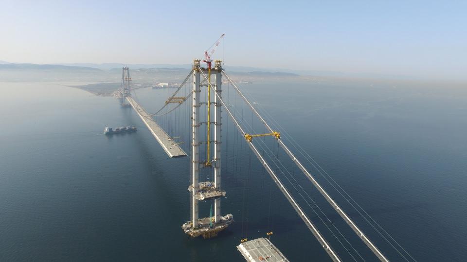 <p>Cumhurbaşkanı Recep Tayyip Erdoğan'ın Perşembe günü düzenlenecek törene katılması beklenirken, 2 bin 682 metre uzunluğundaki köprü Mayıs ayında ulaşıma açılacak.</p>
