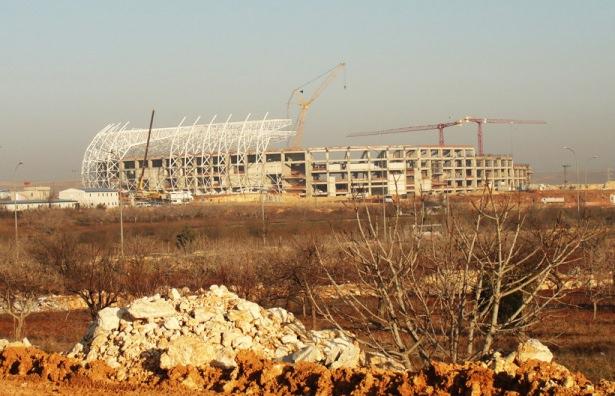 <p><strong>Gaziantep Stadı (33 bin seyirci kapasiteli) - </strong>Yapımı %45 seviyesinde devam ediyor.</p>