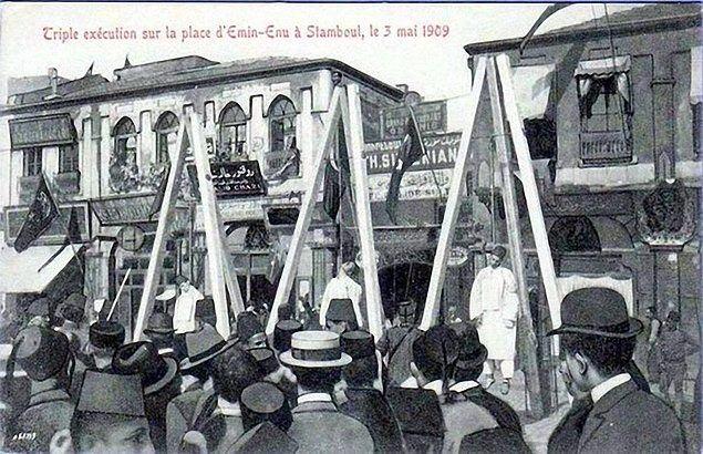 <p>79. Eminönü’nde idam sehpaları (1909)</p>
