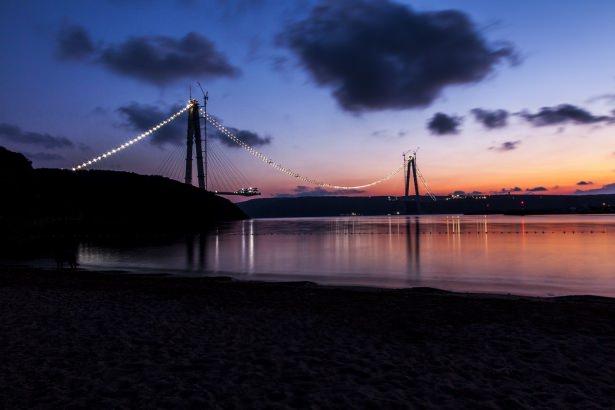 <p><strong>REKORTMEN KÖPRÜ</strong></p>
<p>Binlerce işçi ve mühendisin 24 saat aralıksız çalıştığı Yavuz Sultan Selim köprüsü 59 metrelik genişliği ile bittiğinde dünyanın en geniş köprüsü unvanını alacak.</p>