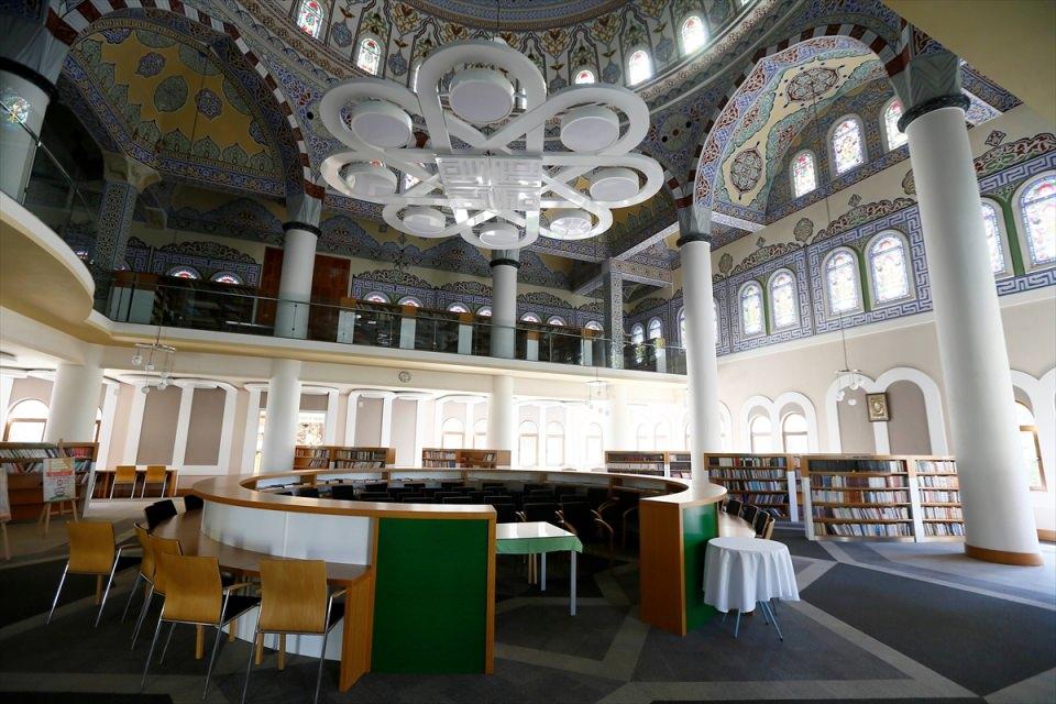 <p>Yine okuldan yetişen "seçilmiş öğrencilerin" emniyet teşkilatına ve kamu kurumlarına yerleştirildiği iddia ediliyor. Yamanlar Koleji eğitim kurumu içerisinde ayrıca, hakkında yakalama kararı bulunan örgütün Ege bölge imamı Bekir Baz'ın da katılımıyla gizli toplantılar gerçekleştirildiği, birçok planın burada hazırlandığı, önemli kararların alındığı ileri sürülüyor. </p>
