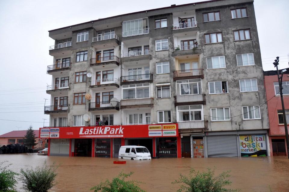 <p>AFAD ekipleri, arama kurtarma botuyla öğrencileri tahliye çalışmalarına destek verdi.</p>