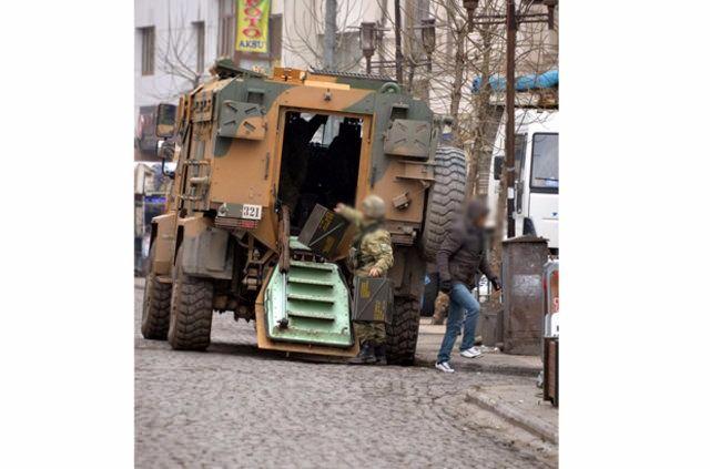 <p>Bu arada Sur'daki operasyonlara destek vermek için Dağkapı Meydanı'na getirilen bir tank bugün ilçe merkezine sokuldu. </p>
<p> </p>