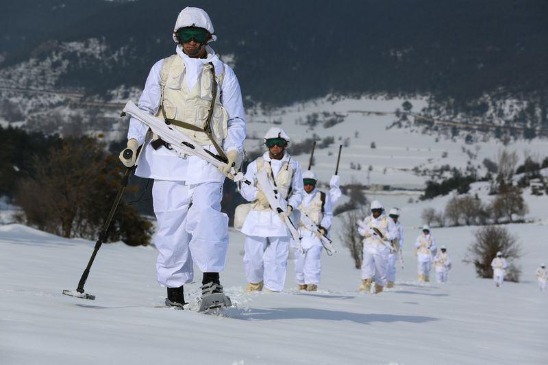 <p>PKK’nın Türkiye’ye sızma girişimlerinde ‘kavşak noktası’ konumunda bulunan bu bölgede, komandolar yaklaşık 3 bin askerin görev yaptığı 6 taburla sınır güvenliğini koruyacak.</p>

<p> </p>
