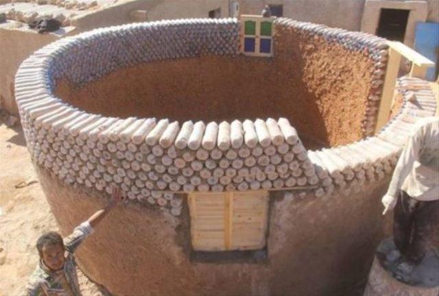 <p>Cezayir’de yaşayan Tateh Lehbib Breica, kumla doldurduğu pet şişelerden hayalindeki evi yaptı</p>

<p>Cezayir’de Tateh Lehbib Breica (27), kumla doldurduğu pet şişelerden ev yapıyor.</p>

<p> </p>
