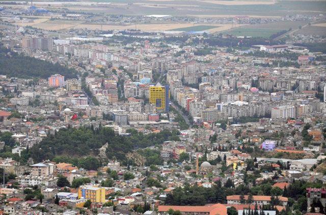 <p><strong>Kahramanmaraş</strong></p>
<p>2015 nüfusu: 1.096.610 kişi.</p>
<p>2016 nüfusu: 1.112.634 kişi.</p>
<p>Değişim(%): 1,46</p>