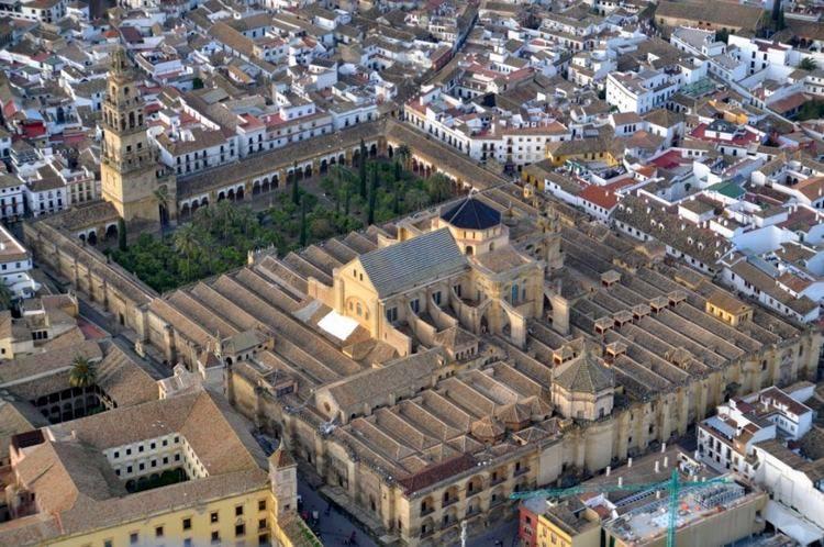 <p>Mezquita Cathedral de Cordoba (İspanya).</p>
