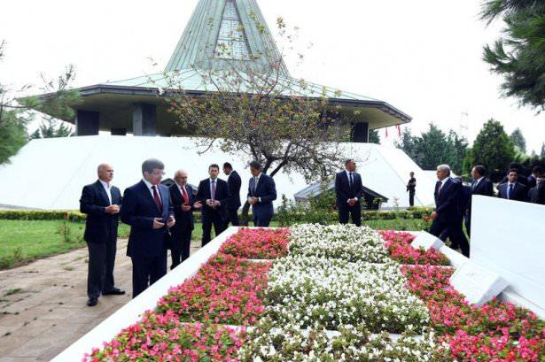 <p>Sütlüce'deki AK Parti İstanbul İl Başkanlığı'nda partisinin il yönetimiyle bir toplantı gerçekleştiren Davutoğlu, daha sonra Topkapı'da bulunan Adnan Menderes'in anıt mezarına gitti. Davutoğlu'na, AK Parti Genel Başkan Yardımcısı Ekrem Erdem de eşlik etti.</p>
