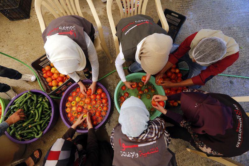 <p>Başkent Beyrut'un yaklaşık 45 kilometre kuzeydoğusunda yer alan Bekaa Vadisi'nin Saadnayel k&ouml;y&uuml;nde Suriye m&uuml;lteciler i&ccedil;in iftar yemeği el birliğiyle hazırlanıyor.</p>

<p>&nbsp;</p>
