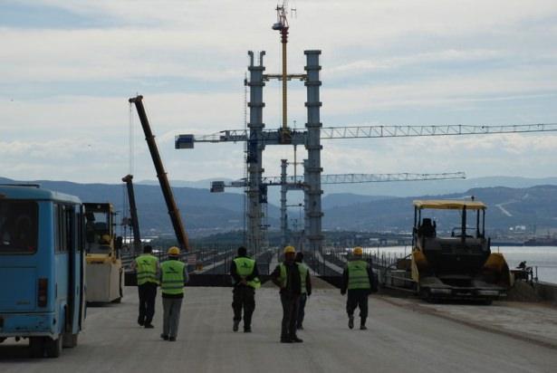 <p>İstanbul-İzmir arasını 3,5 saate indirecek Gebze- Orhangazi- İzmir Otoyolu Projesi'nin en önemli geçiş noktası olan İzmit Körfez Geçişi Köprüsü’nün inşaatı hızla devam ediyor. </p>
