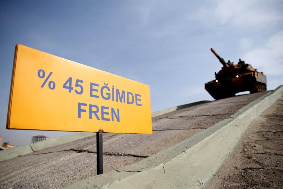 <p> Buna ilave olarak, harekatın ilk gününden bugüne kadar, farklı paletli araçlara ait motor, transmisyon ve yedek parçadan oluşan yaklaşık 300 ton malzemeyi bölgeye sevk ettik." diye konuştu.</p>
<p> </p>