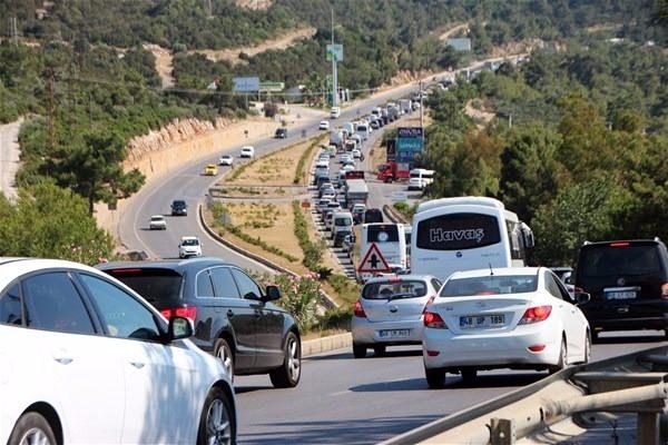 <p>Türkiye'de milyonlarca insan bayram tatili için yollara döküldü, haber ajansları an itibariyle Kocaeli, Düzce, Bolu-Gerede, Çanakkale, Bandırma, Bursa, Bodrum, Marmaris Akyaka, İpsala Sınır Kapısı, Kapıkı Kule Sınır Kapısı ve Antalya'da yoğunluk trafik yoğunluğu yaşandığını bildiriyor. Düzce ile Bolu-Gerede bölümünde trafik durma noktasında.</p>
<p> </p>