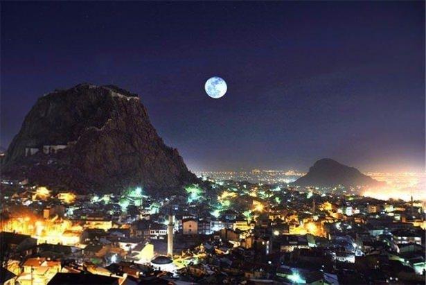 <p><strong>Afyonkarahisar</strong><br />
<br />
432 Öğretmen</p>
<p><a href="http://www.haber7.com/foto-galeri/40159-iste-kamuda-ihrac-edilenlerin-tam-listesi/p1" target="_blank"><strong><span style="color:rgb(255, 215, 0)">İŞTE İHRAÇ EDİLENLERİN TAM LİSTESİ</span></strong></a></p>
<p> </p>