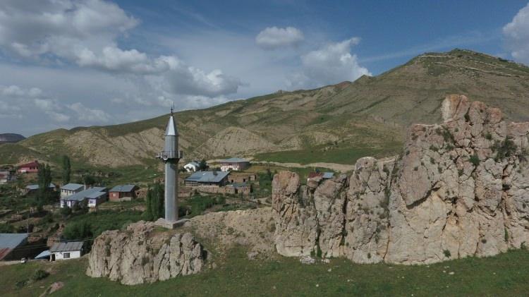 <p>Sivas'ın <a href="http://www.milliyet.com.tr/zara/" target="_blank">Zara</a> ilçesi Tuzlagözü köyündeki  110 yıllık cami ile sonradan yaptırılan iki minaresinin farklı yerlerde olması,  görenleri şaşırtıyor.</p>

<p> </p>
