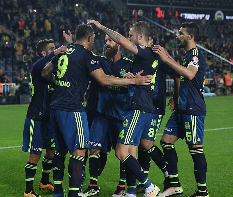 <p>Spor Toto Süper Lig'in son haftasında Sivasspor deplasmanına gidecek olan Fenerbahçe'de, bu maçta herhangi bir sıkıntı çıkmadığı takdirde verilen bu 11'le Galatasaray derbisine çıkma olasığının oldukça yüksek görülüyor.</p>
<p> </p>