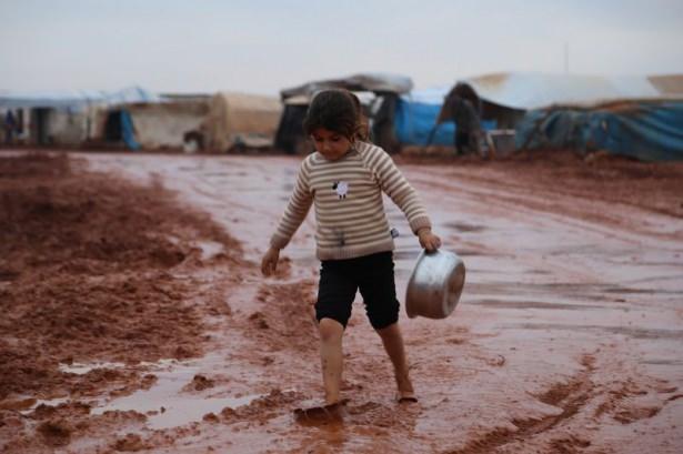 <p>Kamplardaki yemek dağıtımı sırasında bir tas &ccedil;orba alabilmek i&ccedil;in giyecek ayakkabıları dahi olmayan ve yalın ayak bekleyen &ccedil;ocuklar y&uuml;rek burkuyor.&nbsp;</p>
