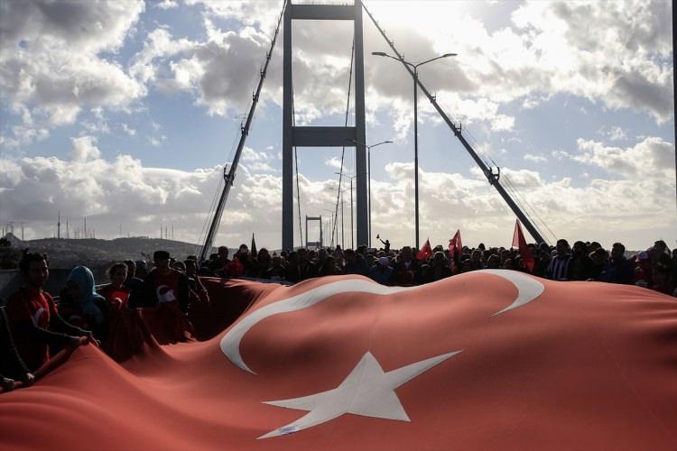<p>Şehitlerin anısına saygı amacıyla koşu start noktalarında tabanca kullanılmadı. Koşular, hoparlörden verilen korna sesiyle başlatıldı. Maratonda katılımcı sayısı 10 bin, 15 kilometre yarışında 12 bin 500 ve 10 kilometre yarışında ise 15 bin 500 kişiyle sınırlandırıldı.</p>