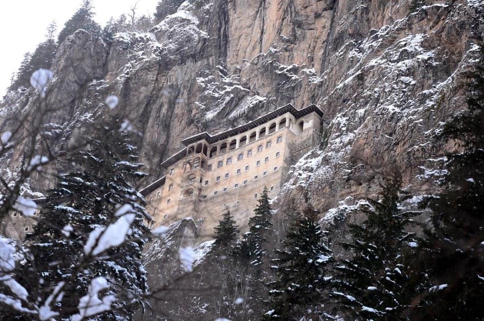 <p>Restorasyon nedeniyle bir süredir ziyarete kapalı olan Sümela Manastırı'nın bulunduğu ören yeri, kar yağışıyla beraber ziyaretçilerine bambaşka bir güzellik sundu.</p>

<p> </p>
