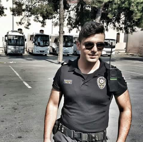 <p>Çevik kuvvet polisi olarak görevini İstanbul'da sürdüren Şehit Yakup Çapat'ın Keçiören ilçesi Bağlum bölgesinde bulunan evine ateş düştü.</p>
