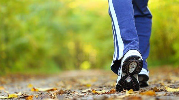 <p><strong>YÜRÜYÜŞ</strong></p>
<p>Haftada 2 buçuk saat yürüyüş yapmak, kilo kontrolü sağlayarak fit görünmenizi sağlarken; kalp atım hızınında düşmesini sağlar.</p>
