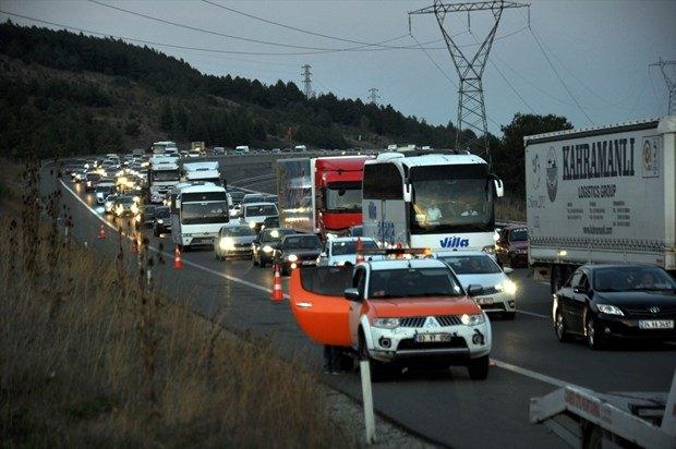 <p>Güzergahta olası kaza ve trafik sıkışıklığını engellemek amacıyla hazır bulunan polis ve karayolları ekipleri, sürücüleri yakın takip ve aşırı hız konusunda uyarıyor.</p>
