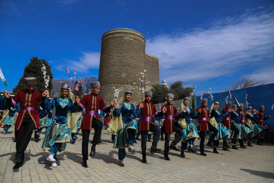 <p>El sanatları, geleneksel ev eşyaları ile yemek stantlarından oluşan pazarı gezen Bakülüler, kukla tiyatrocuları ve çeşitli müzik gruplarının performanslarına büyük ilgi gösterdi. </p>

<p> </p>
