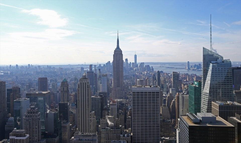 <p>70 katlık Rockefeller Center'ın en üst katında bulunan terasta ziyaretçiler yerden 260 metre yükseklikte Manhattan manzarasını izlerken, New York'un önemli simgelerinden Empire State binası görünebiliyor.</p>

<p> </p>
