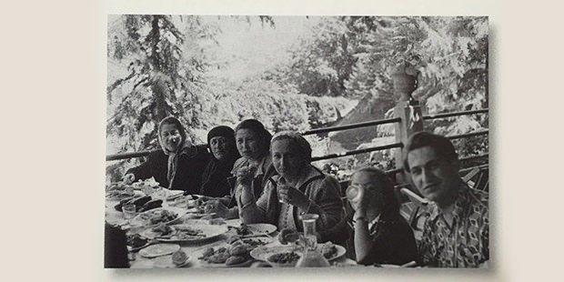 <p>Koç ailesi ve akrabaları Hünkar Suyu'nda yapılan piknikte. (Soldan sağa) Bahire Aktan (Sadberk Koç'un halasının gelini), Şerife Aktar, Hüsniye Aktar, Sadberk Koç, Suna Koç ve Rahmi Koç. İstanbul, 1951 / Sadberk Hanım ve Rahmi Koç Ankara garında trenle İstanbul'a geliyorlar. 1950'li yıllar.</p>

<p> </p>
