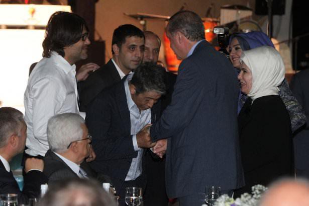 <p>Başbakan Erdoğan kendisi için 'Uzun Adam' şarkısını besteleyen sanatçı Göğebakan'ı evinde ziyaret etmiş, katıldığı mitinglerde Murat Göğebakan için dua istemişti.</p>
