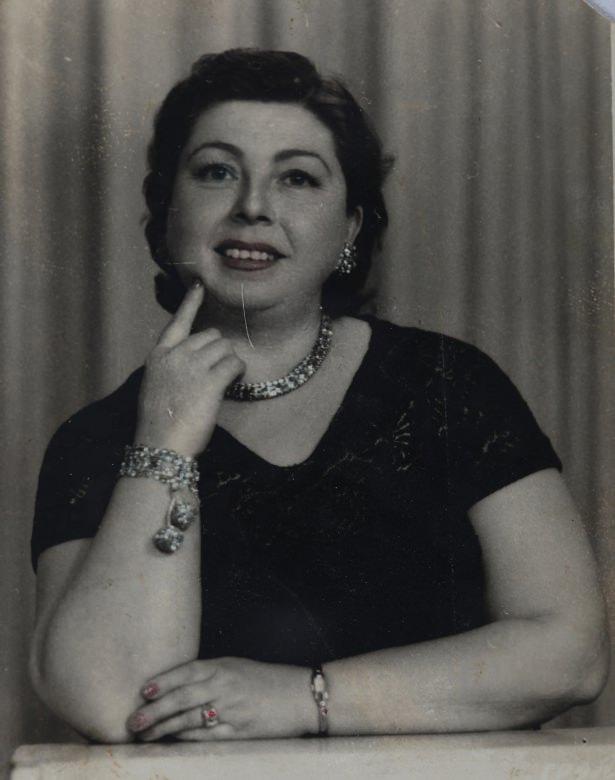 <p>ANNESİ HAYRİYE HANIM</p>
