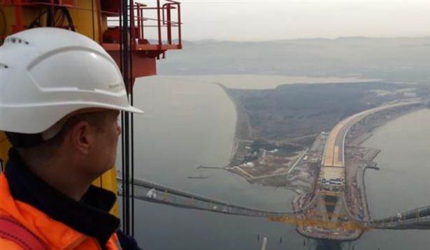 <p>Gebze-Orhangazi-İzmir otoyol projesinin en önemli bölümü olan İzmit Körfez Geçiş Köprüsü inşaatı tüm hızıyla sürüyor.</p>

<p> </p>
