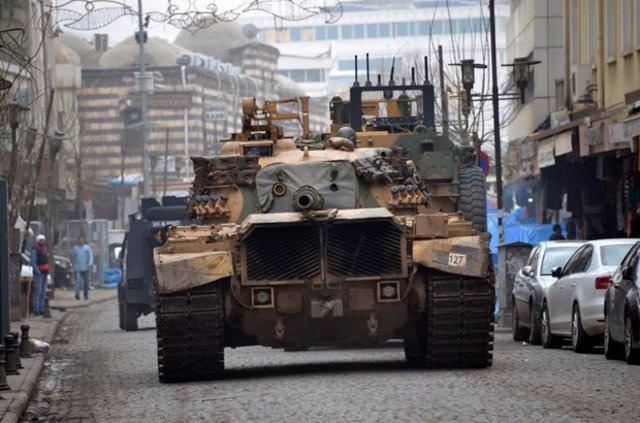 <p>Gazi Caddesi üzerinden geçiş yapan tank bazı vatandaşlar tarafından cep telefonu ile görüntülendi.</p>

<p> </p>
