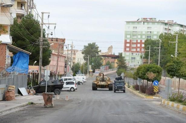 <p>Diyarbakır'ın Silvan ilçesinde helikopterler ve tankların desteğiyle başlatılan operasyonda, 17 PKK'lı ve 2 YDGH'li öldürüldü.</p>
<p> </p>