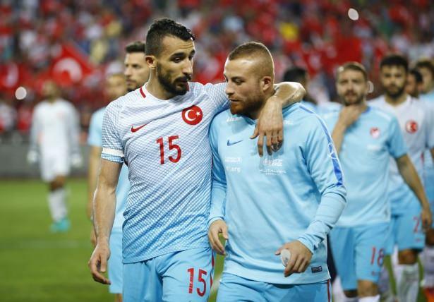 <p>İki maç cezası bulunan Gökhan Töre'nin de Fransa'ya götürülmemesi gündemde.</p>
