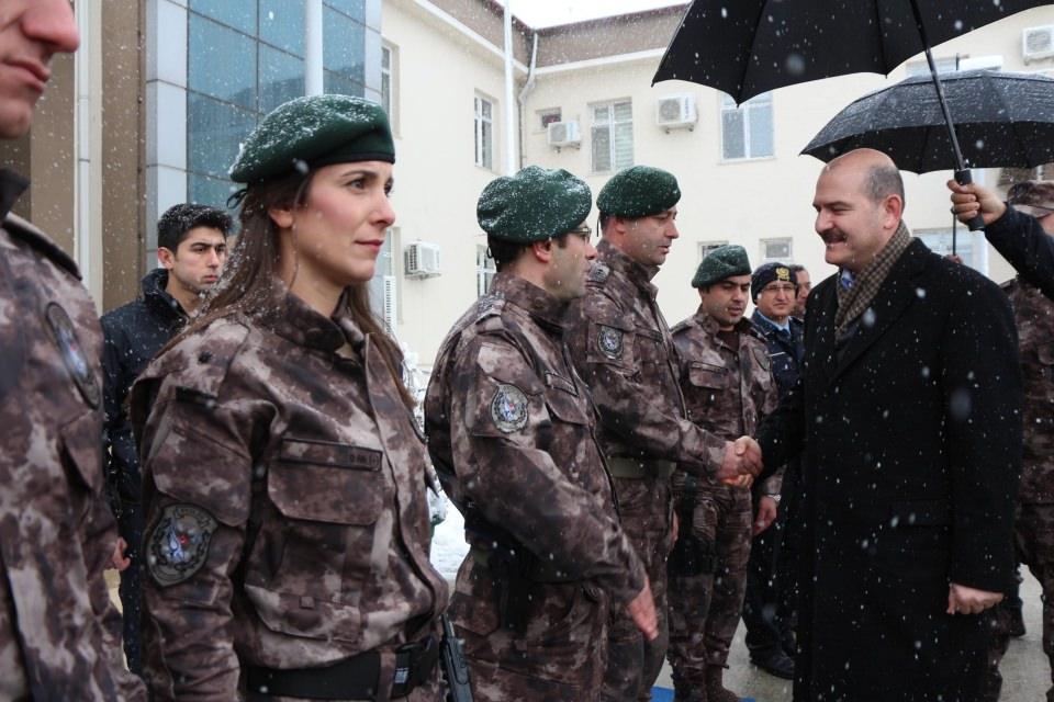 <p>Milletimizin desteğiyle hepsini bertaraf ediyoruz. Bakın kış, dışarda kar yağıyor, etraf bembeyaz ama bizim operasyon bölgelerimizin bir çoğunda evlatlarımız mağara mağara, sığınak sığınak, 'nerdesiniz' diye bağırarak o teröristleri her noktada arıyorlar. </p>