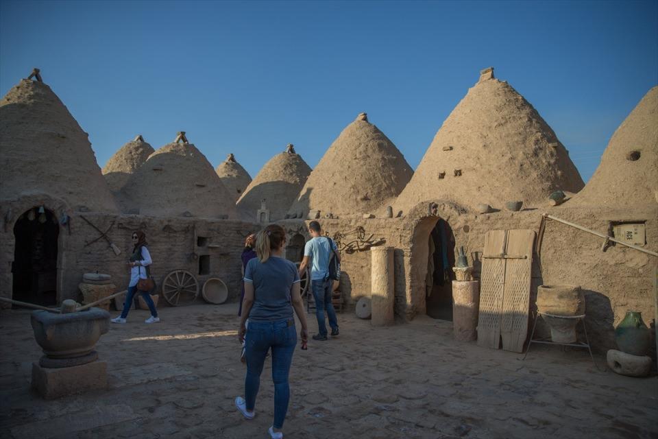 <p>Türkiye'nin en geniş koleksiyonlarından birine sahip Şanlıurfa Müze Kompleksi, şehre 18 kilometre uzaklıktaki Göbeklitepe kazı alanı ile Hz. Eyyüp'ün çile çektiği makam olarak kabul edilen mekan da görülmesi gereken yerlerin başında geliyor. </p>

<p> </p>
