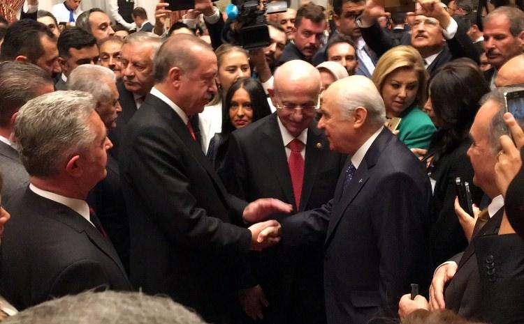 <p>Cumhurbaşkanı Recep Tayyip Erdoğan ve Başbakan Binali Yıldırım, TBMM Başkanı İsmail Kahraman tarafından TBMM'nin 26. Dönem 3. Yasama Yılı açılışı dolayısıyla verilen resepsiyona katıldı. Siyaset düntası resepsiyonda bir araya geldi. İşte resepsiyona damga vuran kareler...</p>
<p> </p>