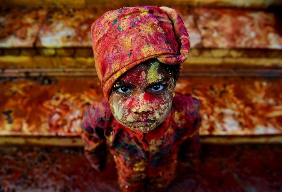 <p>Hindistan'da ülkenin kuzeyindeki Mathura bölgesinde binlerce Hintli, Nandgaon köyündeki tapınakta bir araya gelerek Lathmar Holi'yi kutladı. </p>
