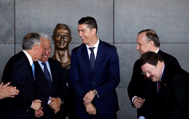 <p>Portekizli futbolcu Cristiano Ronaldo’nun adı, doğduğu Madeira Adası’ndaki havalimanına verildi. </p>
