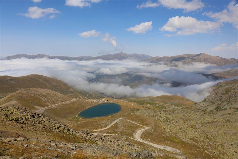 <p>Trabzon ve Bayburt sınırındaki dağ sıralarının zirvesindeki krater gölleri, tatilini doğayla iç içe geçirmek isteyenleri ağırlıyor.</p>