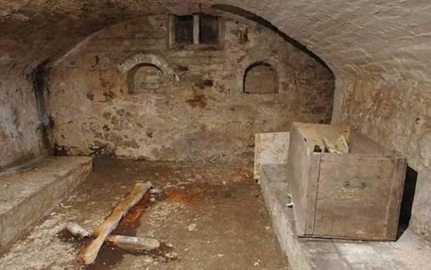 <p>Evlerinin altında antik bir şapel keşfeden aile. </p>

<p> </p>
