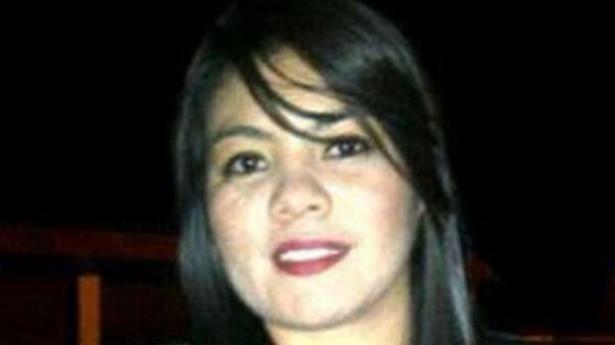 <p>Honduras'ın başkenti Tegucigalpa'ya doğru yola &ccedil;ıkan kahverengi bir &nbsp;minib&uuml;s&uuml;n yolu, silahlı kişiler tarafından bir k&ouml;pr&uuml; &uuml;zerinde kesildi. &nbsp;Minib&uuml;ste 6 erkek ve 5 kadın bulunuyordu.</p>
