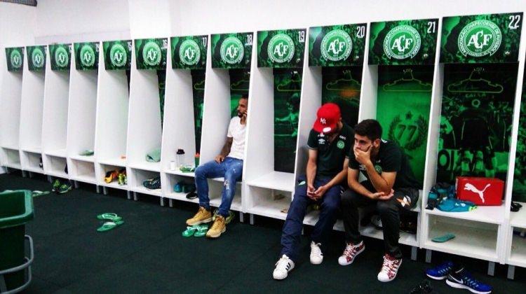 <p>Chapecoense'de kupa finali için kadroya alınmayan ve bu şekilde kurtulan 3 oyuncu, uçak kazası sonrasında tesislerde bu şekilde görüntülendi.</p>